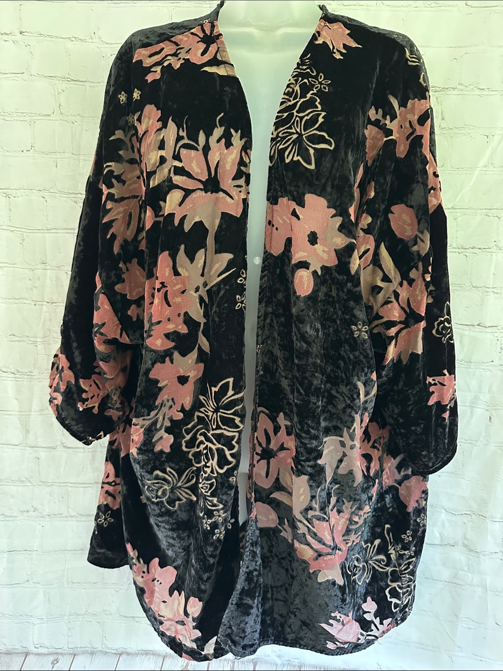 Ritual Floral Velvet Burnout Kimono Black & Pink size XL but would fit smaller
